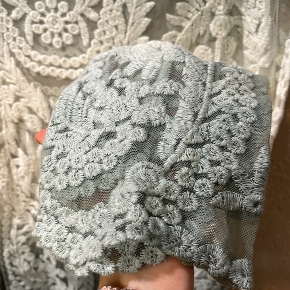 Beautiful shoreline lace sheer top - Picture 2 of 4